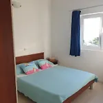 아파트 In With Sea View, Terrace, Air Conditioning, Wifi 5063-1 Duće